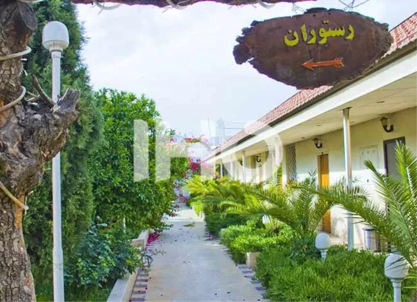 حیاط هتل آناهیتا شیراز