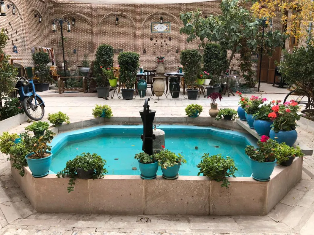 اقامتگاه سنتی نبوی اتاق چهارتخته فیروزه ای قزوین