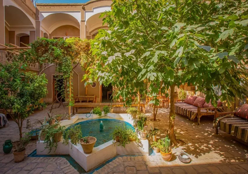 اقامتگاه بوم گردی نقلی اتاق خرم روز برای سه نفر کاشان