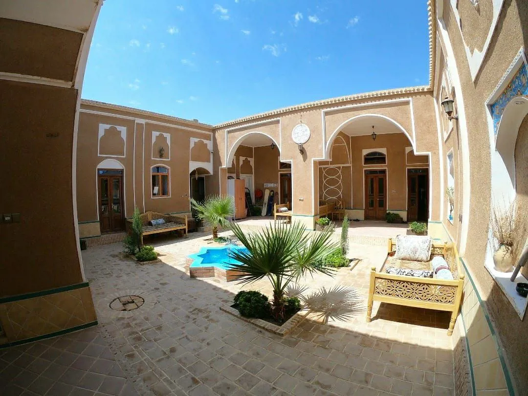 اقامتگاه بوم گردی نگار اتاق سه تخته ورزنه