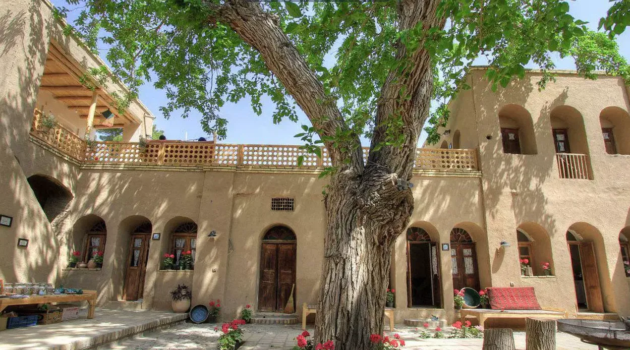 اقامتگاه بوم گردی توسلیان اتاق کرسی برای چهار نفر نطنز