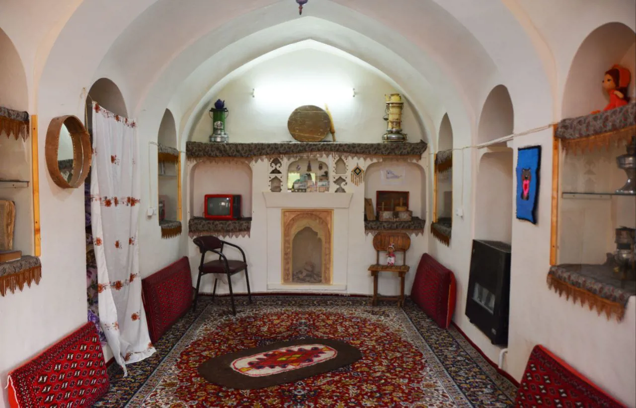 اقامتگاه بوم گردی عمارت مسین بابا اتاق شاه نشین برای شش نفر سرخه