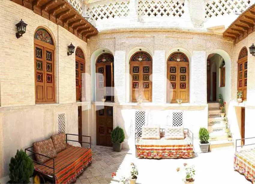 محوطه اقامتگاه سنتی سپهری شیراز