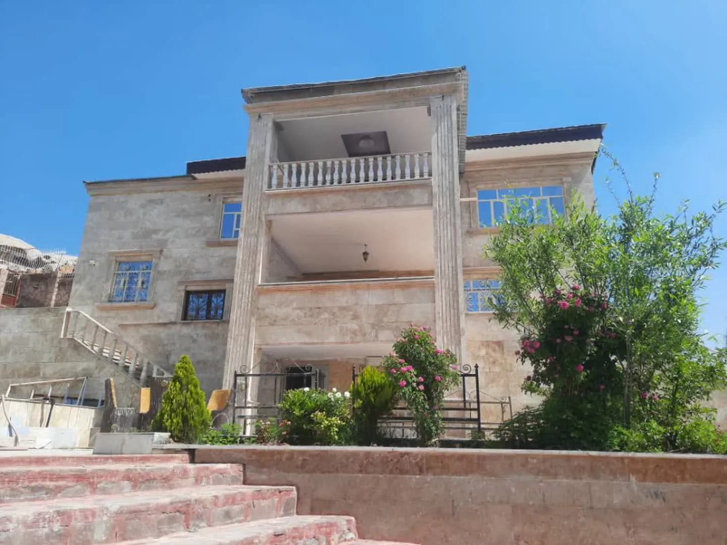 ویلا عمارت نگین کوهستان مشهد
