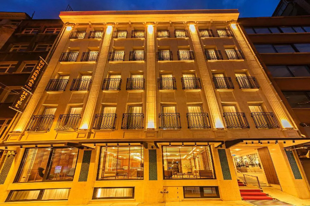 نمای هتل موکارناس تکسیم استانبول