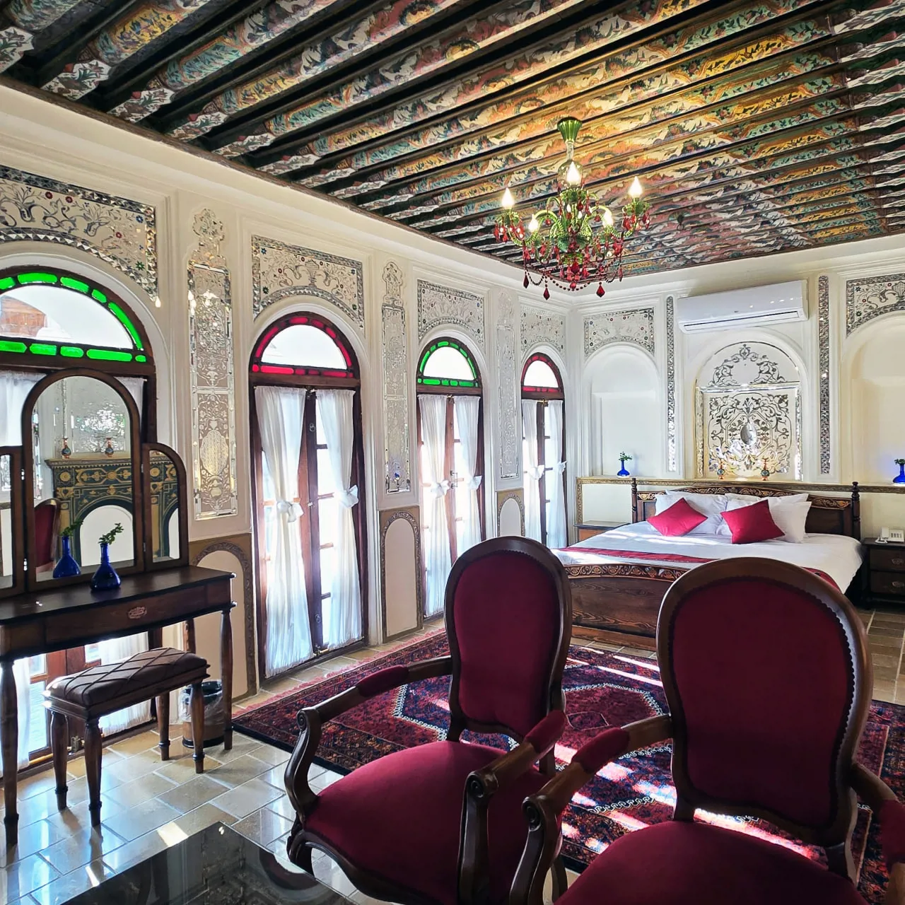 اتاق کانکت VIP آینه برای چهار نفر هتل بوتیک عمارت محلاتی شیراز