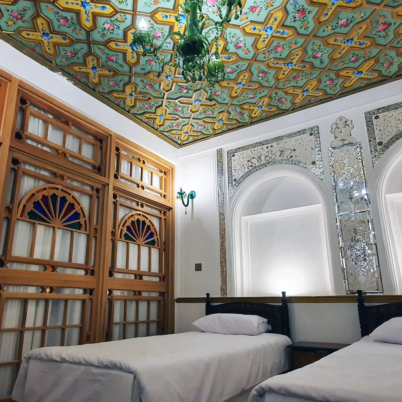 اتاق کانکت VIP آینه برای چهار نفر هتل بوتیک عمارت محلاتی شیراز
