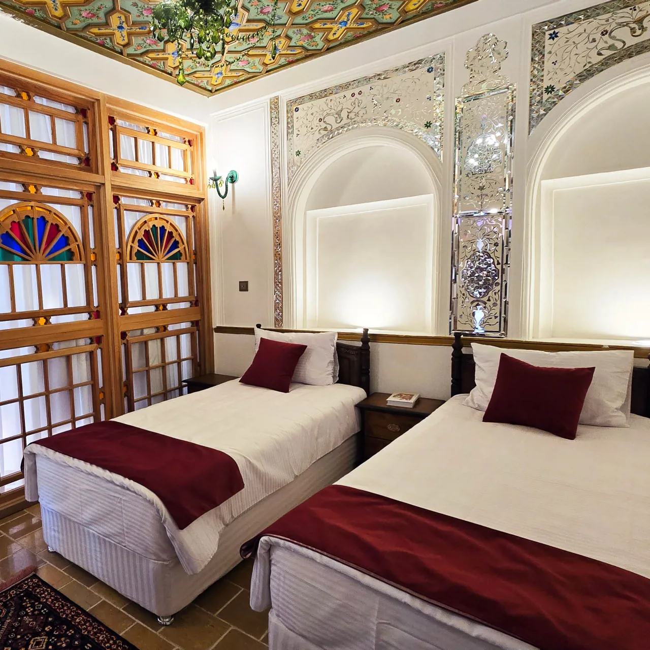 اتاق کانکت VIP آینه برای چهار نفر هتل بوتیک عمارت محلاتی شیراز