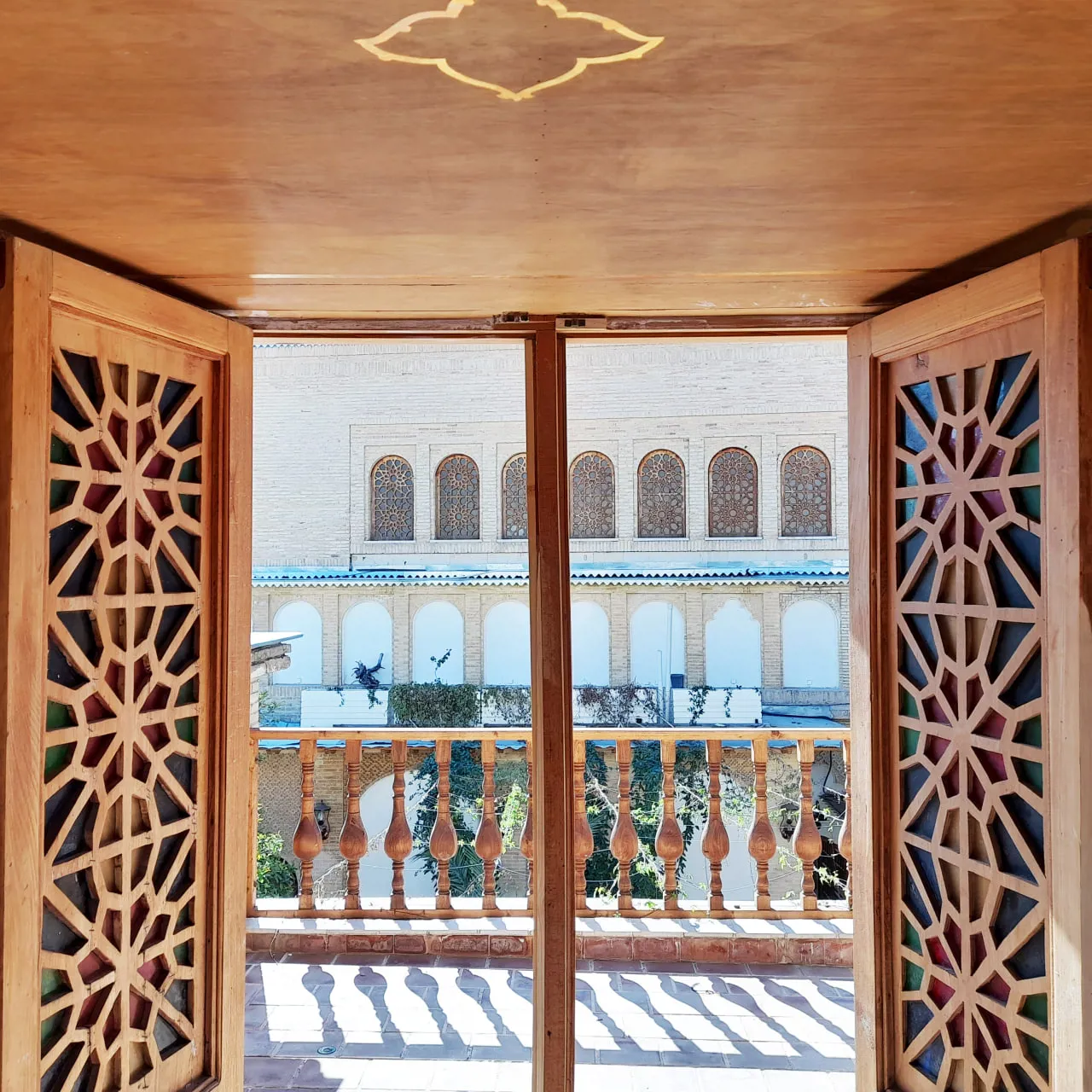 سوئیت دو خوابه گلرخ و گلدان هتل بوتیک عمارت محلاتی شیراز