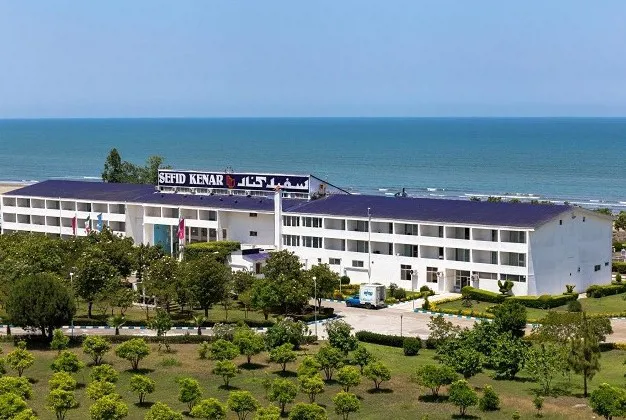 هتل سفید کنار بندر انزلی