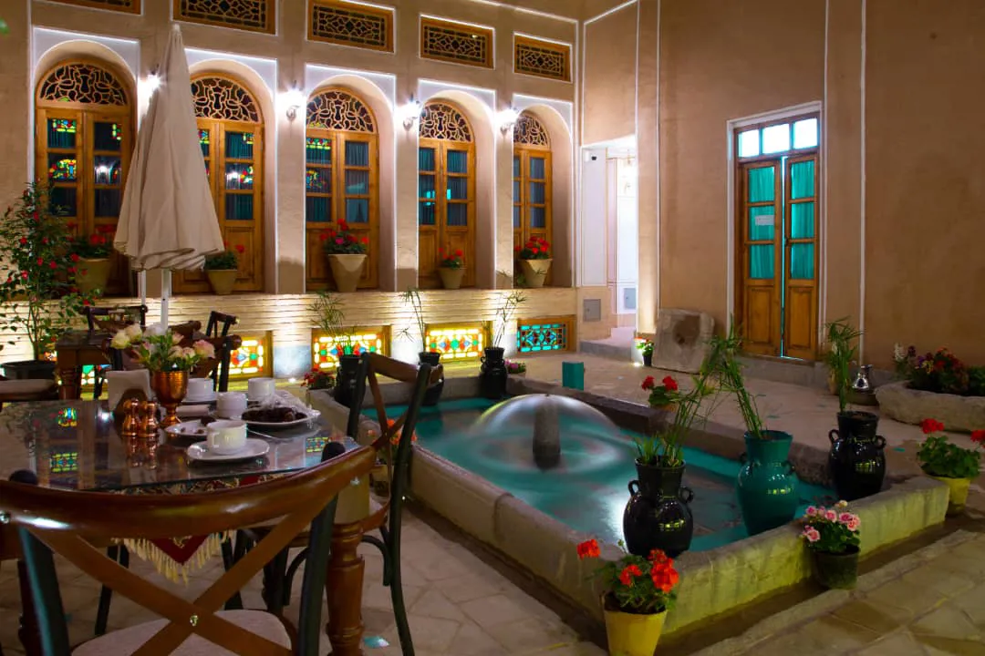 محوطه عمارت طاووسیه