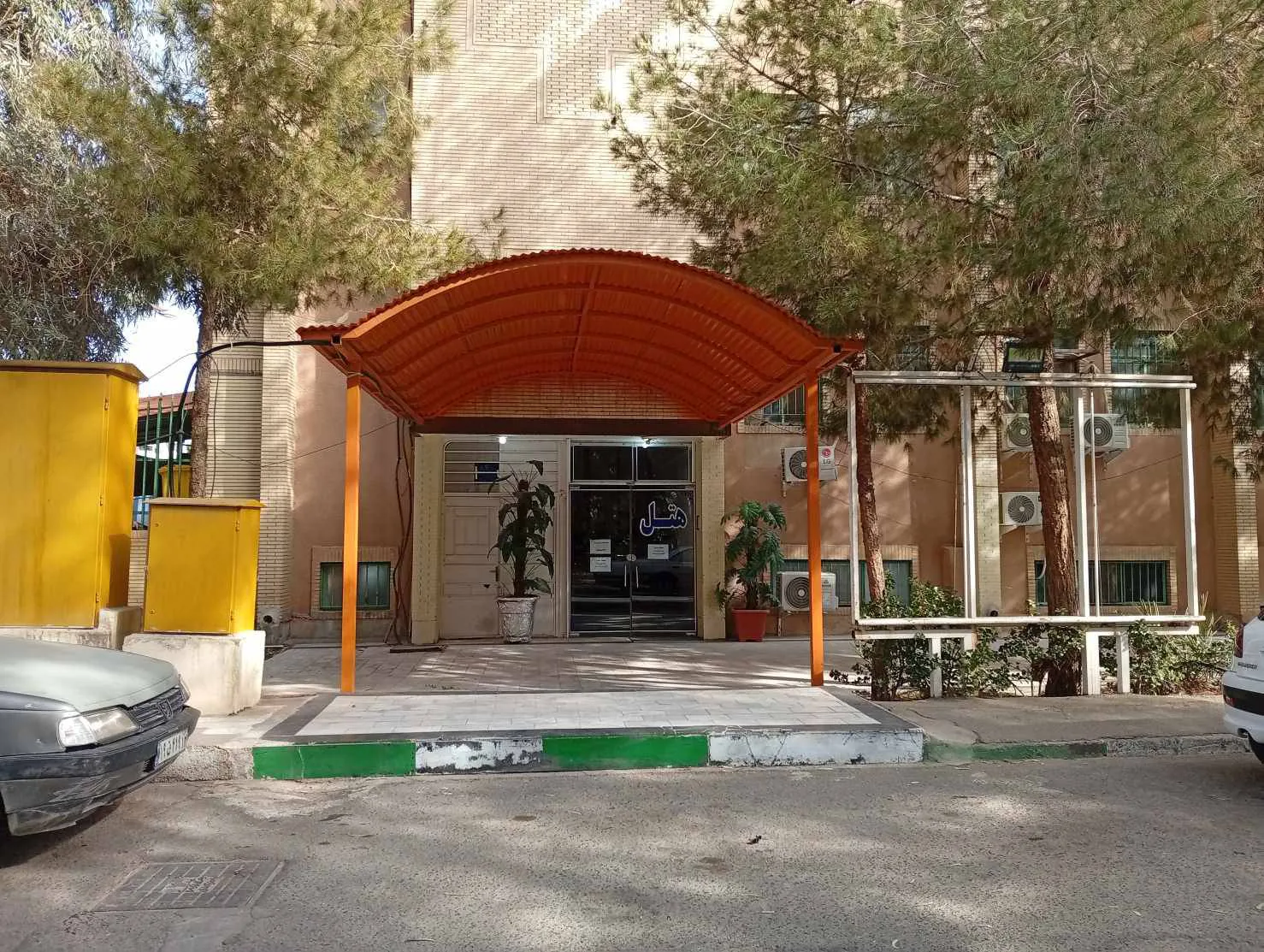 نمای هتل فرهیختگان زاهدان