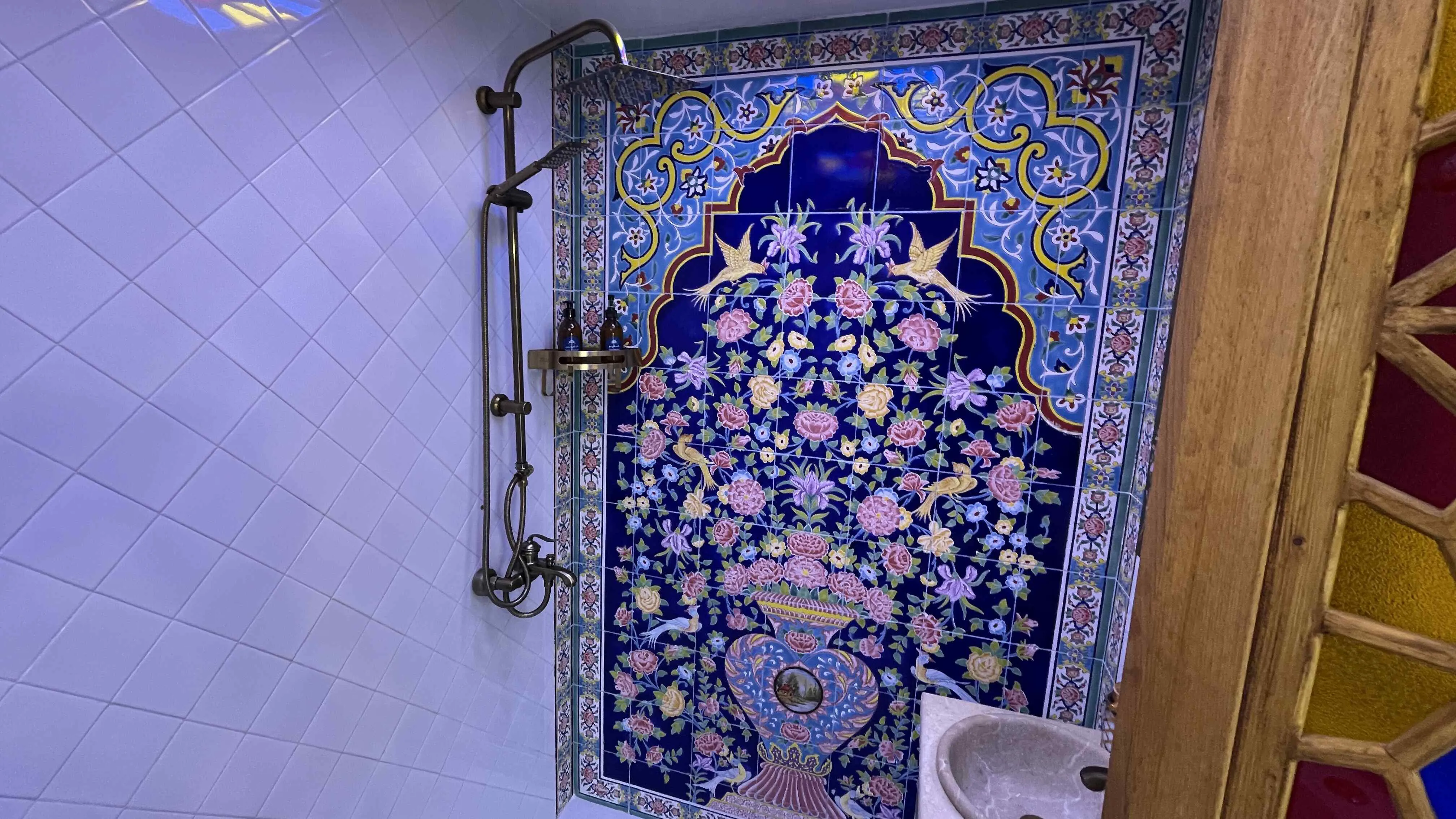 حمام و سرویس بهداشتی هتل بوتیک عمارت محلاتی شیراز