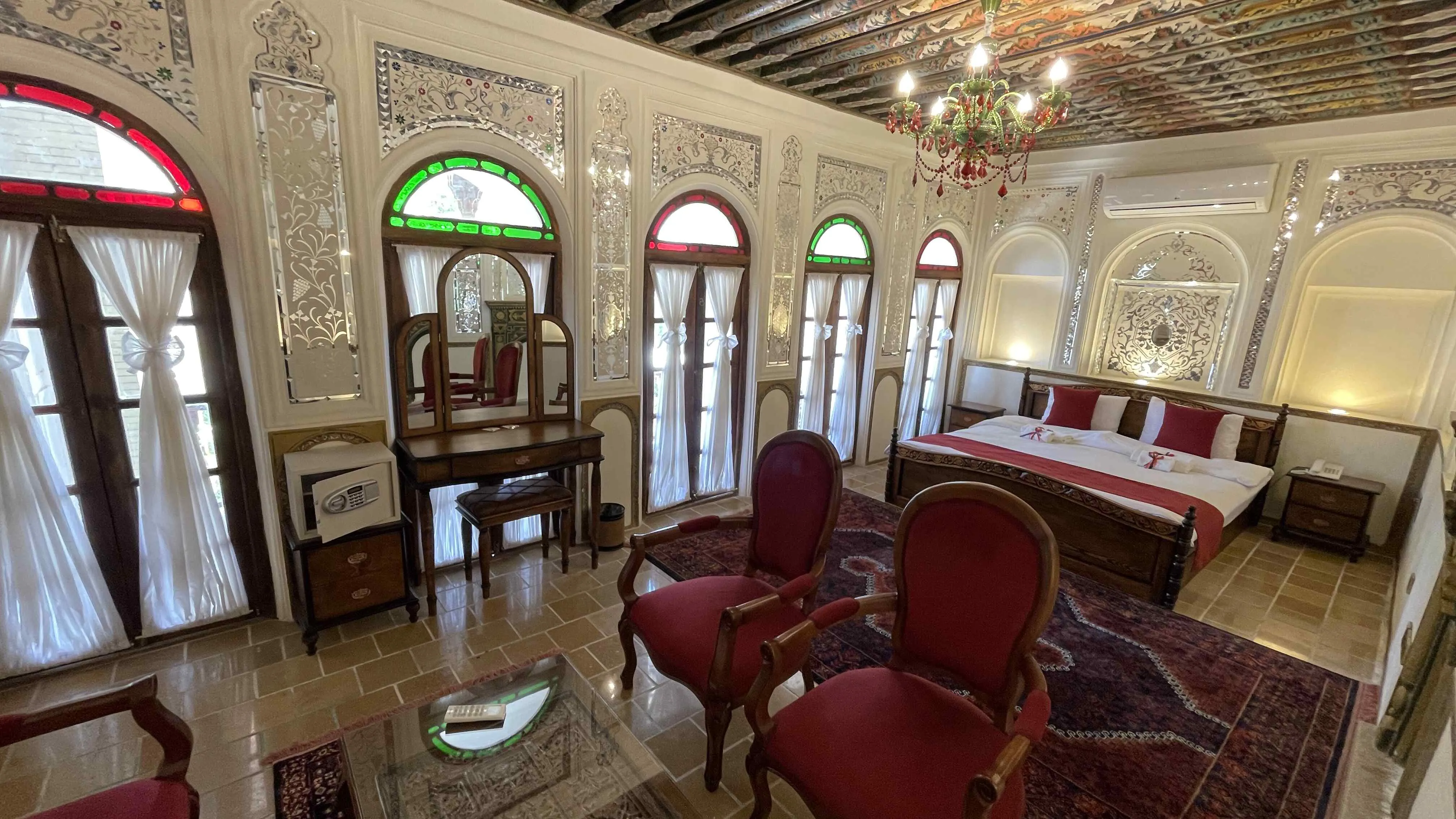 اتاق هتل بوتیک عمارت محلاتی شیراز