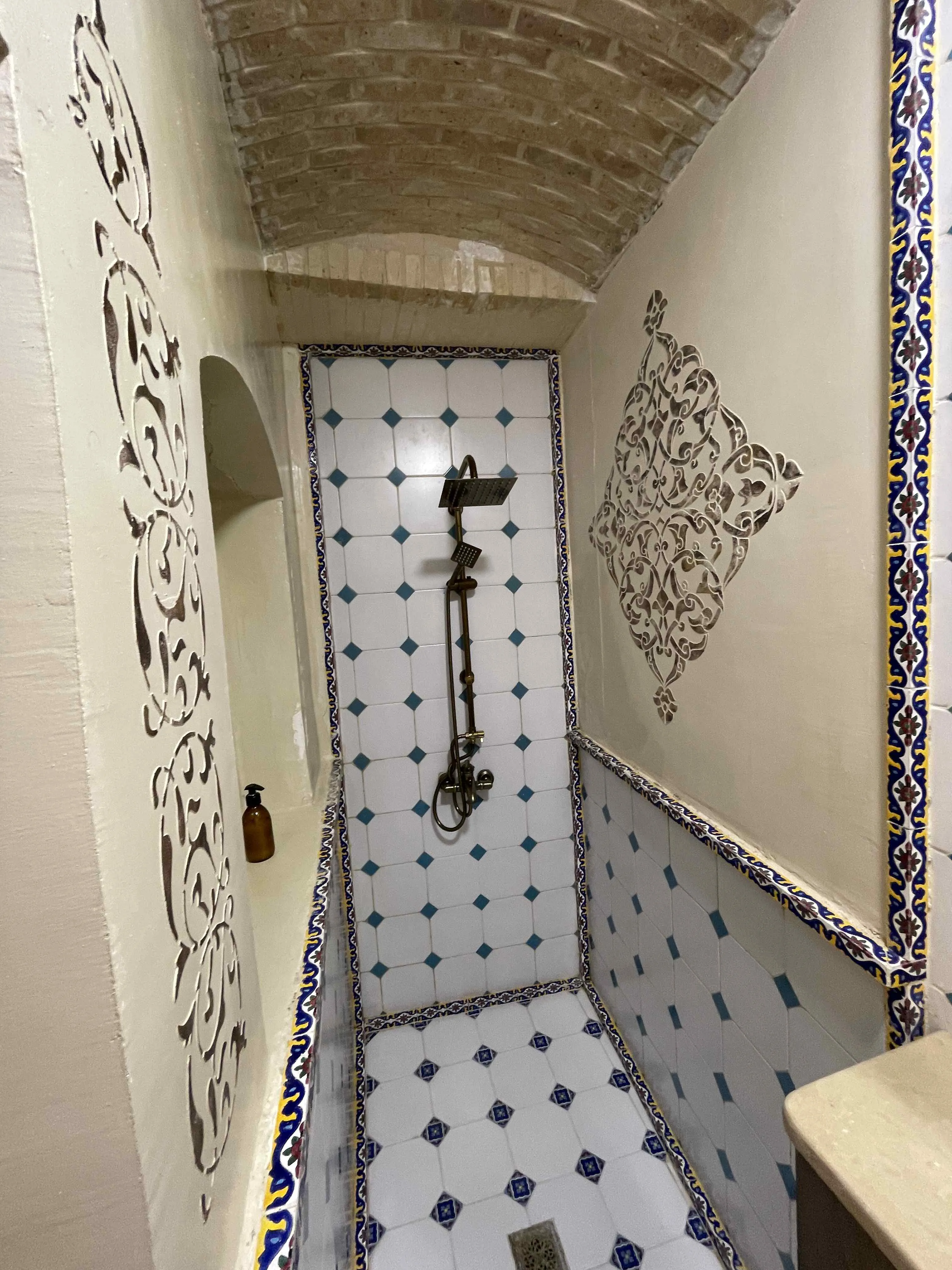 حمام و سرویس بهداشتی هتل بوتیک عمارت محلاتی شیراز