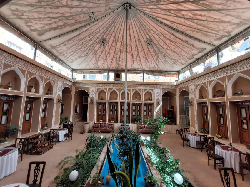 فضای حیاط هتل رویای قدیم یزد