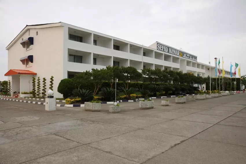 هتل سفید کنار بندر انزلی