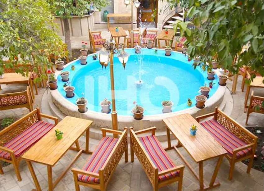 حیاط اقامتگاه پنج دری شیراز