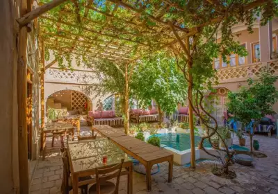 اقامتگاه بوم گردی نقلی اتاق خرم روز برای سه نفر کاشان