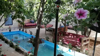 اقامتگاه بوم گردی عمارت قاجاریه اتاق پنج دری سه تخته شیراز