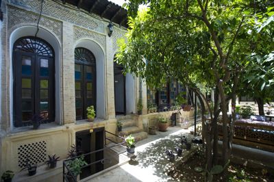 اقامتگاه های بوم گردی عمارت قاجاریه اتاق سه دری دو تخته (همکف) شیراز