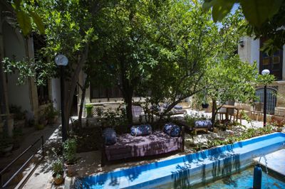 اقامتگاه های بوم گردی عمارت قاجاریه اتاق شاهنشین بزرگ سه تخته شیراز