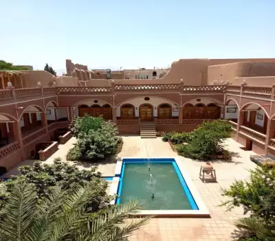 اقامتگاه سنتی فانوس ویونا اتاق دو تخته دبل رزنده کاشان