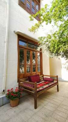 تخت های سنتی داخل اقامتگاه