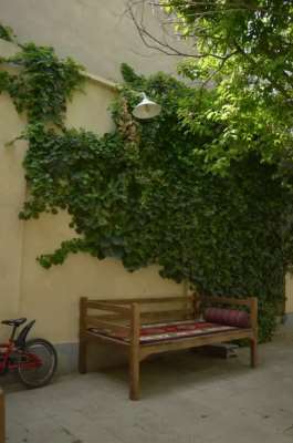 حیاط اقامتگاه با تخت های سنتی