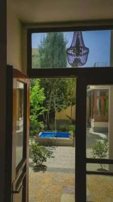 حیاط اقامتگاه با درختان میوه