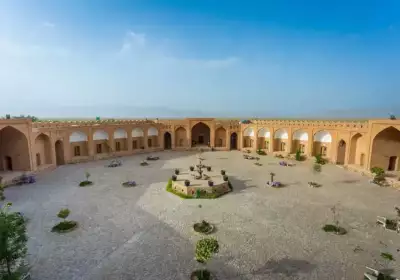 اقامتگاه سنتی کاروانسرای صفوی امین آباد اتاق پنج تخته آذرمیدخت شهرضا