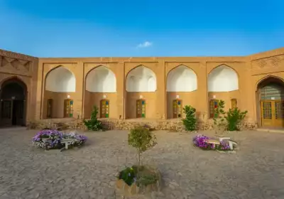 اقامتگاه سنتی کاروانسرای صفوی امین آباد اتاق پنج تخته آذرمیدخت شهرضا