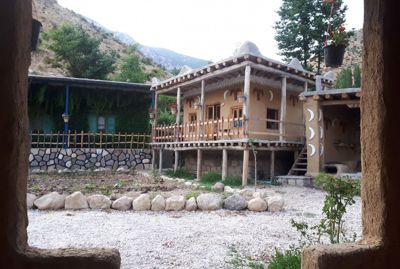 اقامتگاه های بوم گردی رضا پارسیان اتاق پرسیان برای ده نفر آزادشهر