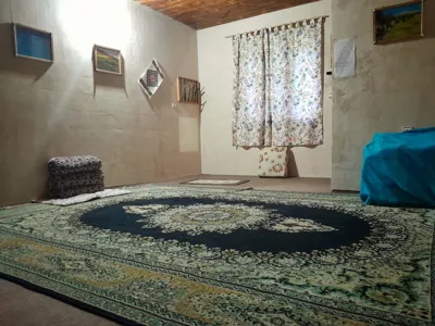 اقامتگاه های بوم گردی افضل روآر اتاق نشیمن برای چهار نفر شیرگاه