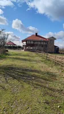 ویلا باغ طوبی کلبه چوبی دو تخته صومعه سرا