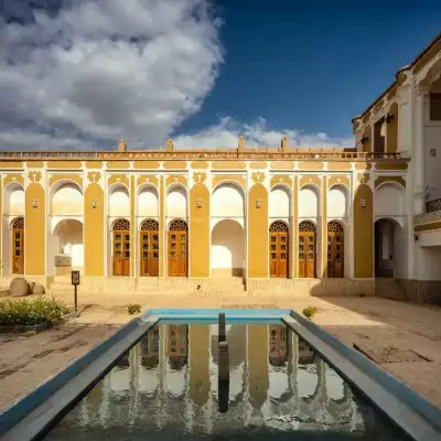 اقامتگاه سنتی عمارت قجری اتاق سه تخته فروغ ابرکوه