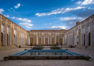 اقامتگاه سنتی عمارت قجری اتاق سه تخته فروغ ابرکوه