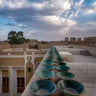 اقامتگاه سنتی عمارت قجری اتاق پنج تخته VIP قمر ابرکوه
