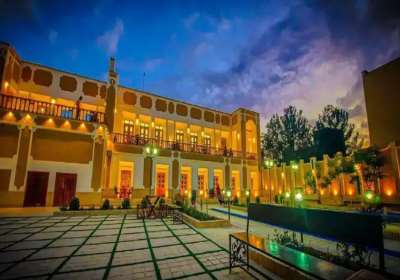 اقامتگاه سنتی عمارت قجری اتاق سه تخته نازتاب ابرکوه