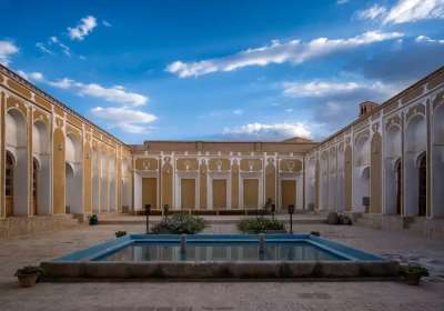 اقامتگاه سنتی عمارت قجری اتاق دو تخته دبل تاج ابرکوه