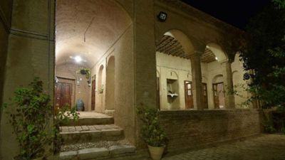 اقامتگاه بوم گردی سرای آ بی بی اتاق شاه نشین دو تخته نی ریز