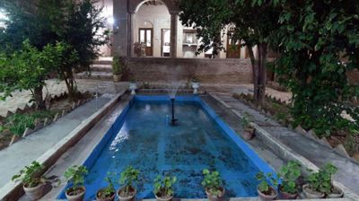 اقامتگاه بوم گردی سرای آ بی بی اتاق شاه نشین دو تخته نی ریز