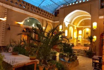 اقامتگاه بوم گردی پایو اتاق روژین برای سه نفر خور و بیابانک