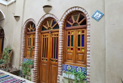 اقامتگاه بوم گردی پایو اتاق روژین برای سه نفر خور و بیابانک