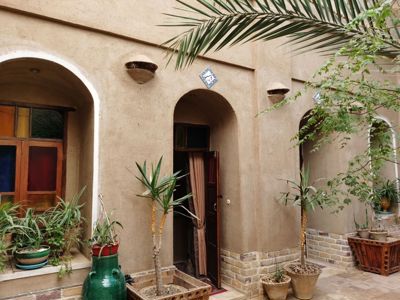 اقامتگاه بوم گردی پایو اتاق روژین برای سه نفر خور و بیابانک