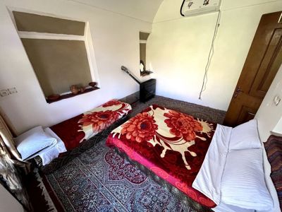 اقامتگاه بوم گردی حاجی خان اتاق سه تخته تفت