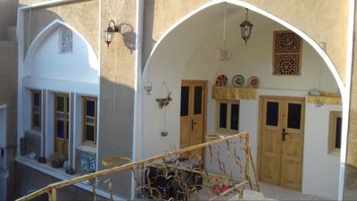 اقامتگاه های بوم گردی عمارت مسین بابا اتاق کرسی برای پنج نفر سرخه