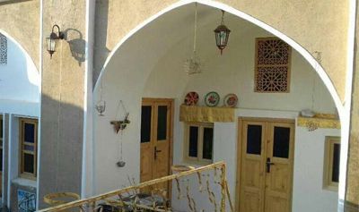 اقامتگاه بوم گردی عمارت مسین بابا اتاق کرسی برای پنج نفر سرخه