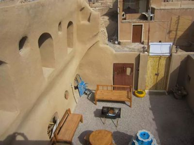 اقامتگاه بوم گردی عمارت مسین بابا اتاق کرسی برای پنج نفر سرخه