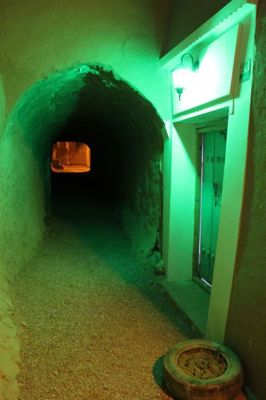 اقامتگاه بوم گردی عمارت مسین بابا اتاق کرسی برای پنج نفر سرخه